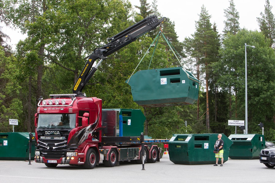 Bild på återvinningsstation i Sverige.